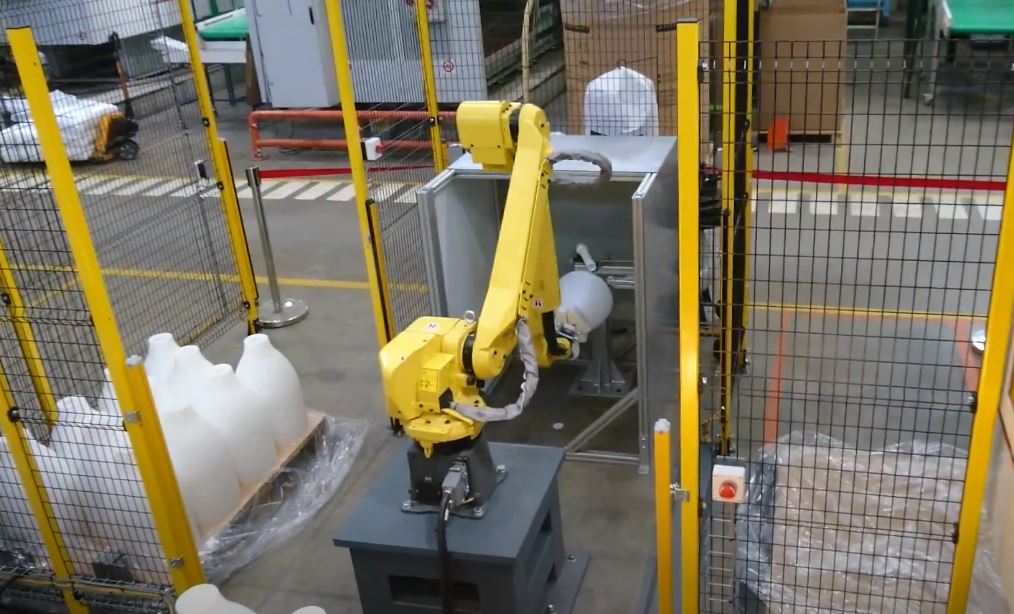 Read more about the article Produkcijos apdirbimo ir paletavimo robotas